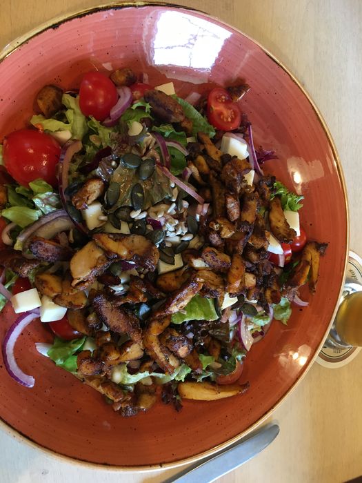 Birdie Salat - gemischter Salat mit Balsamico Dressing, Hähnchenstreifen, Salatgurke, Zwiebel, Tomaten, Ziegenkäse, Kernen und Walnuss. Sehr groß und sehr lecker!