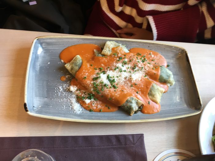 “Omas Cannelloni“ (argentinischer Art) - gefüllte Crêpes mit Rindfleisch und Spinat, Aurora Soße (Tomate-Bechamel) und Grana Padano, dazu Beilagen Salat