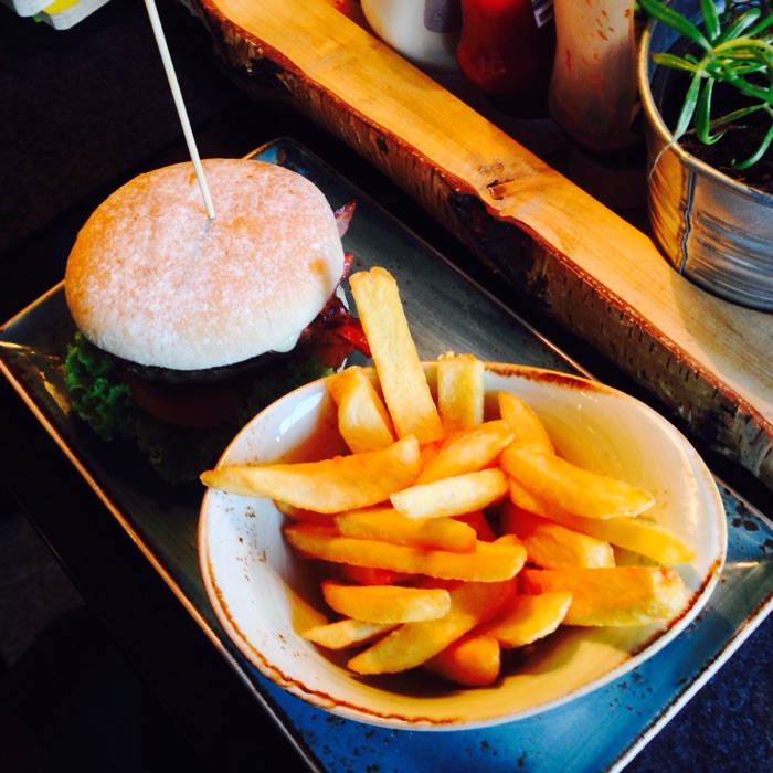 Double Caesar Burger mit Pommes