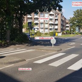 Hier ist der einzige Zebrastreifen im Kreuzungsbereich Josefstra&szlig;eSteinstra&szlig;e, der das Curanum Seniorenstift mit der Josefstra&szlig;e verbindet. 
Ein Denkfehler oder Schlamperei nicht auch den zweiten tempor&auml;ren Fu&szlig;g&auml;nger&uuml;berweg in der Josefstra&szlig;eEinm&uuml;ndung Steinstra&szlig;e aufgetragen zu haben.
Ob das nachgeholt wird? 
Die Stadt K&ouml;ln wurde informiert, das zu veranlassen.