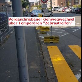 Hier wird auch Rollstuhl- und Rollatorfahrern vorgeschrieben, die Fußwegseite über den temporären Überweg zu wechseln, allerdings gibt es keine Abschrägung an der Bordsteinkante auf beiden Seiten und sogar sperrige Stahlpfosten auf der gegenübeliegenden Seite. Und keiner der Verkehrstechniker bemerkt das.