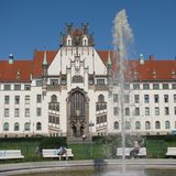 Brunnenschale mit Fontäne vor dem Amtsgericht Wedding in Berlin