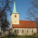 Alte Pfarrkirche Berlin-Lichtenberg und Loeperplatz in Berlin