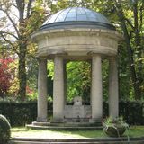 Brunnentempel Parkfriedhof Lichterfelde in Berlin