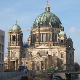 Der Dom von Süden gesehen mit der Spree.