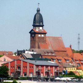 Müritz mit Marienkirche in Waren.