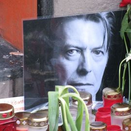 Gedenken an David Bowie dort. David Bowie. Gestorben 2016.