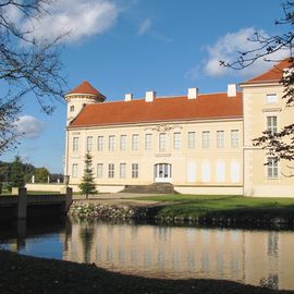 Schloss Rheinsberg, Südseite mit Wasser.