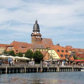 Die Kirche von der Binnenmüritz aus gesehen mit dem Stadthafen.