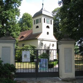 Kirche und Kirchhof.