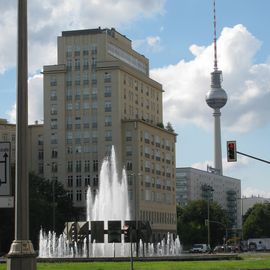 Strausberger Platz mit Fernsehturm und Brunnen da.