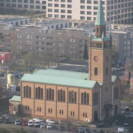 Matthäikirche vor dem Fenster.