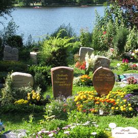 Gräber dort an der Spree. 2017. Schöööner Ort!!! :)