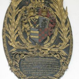 Historisches Wappen im Ehrenkranz.