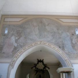 Das Bild "Christi Himmelfahrt" über dem Altar von 1913 ist (noch) blass und schlecht sichtbar.
