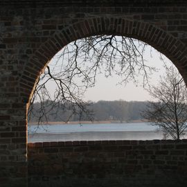 Ruppiner See 2018. Blick durch die Stadtmauer Neuruppins.