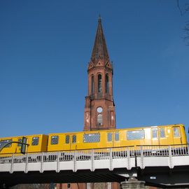 Emmaus-Ölberg-Kirche in Berlin-Kreuzberg. Mit Hochbahn davor. 2018.