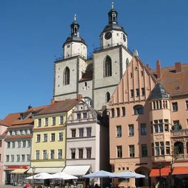 Marktplatz mit Stadtkirche, Ostseite.