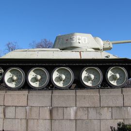 Panzer dort am Denkmal. Der rechte der beiden.