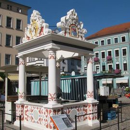 Marktbrunnen auf dem Marktplatz dort. 2018.