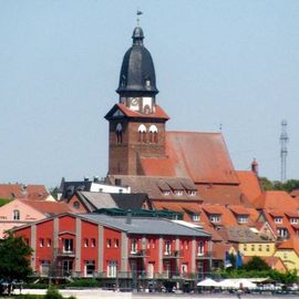 Blick auf die Kirche vom Wasser aus. Vorne ist der Pier.