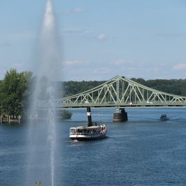 Die Brücke mit dem historischen Dampfer "Gustav".