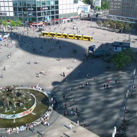 Der Platz dort mit Tram.