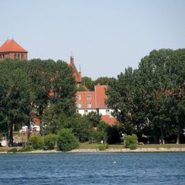 Müritz mit Georgenkirche in Waren.