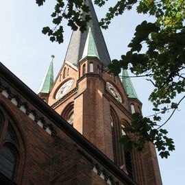 Die Kirche mit Turm. 2018 im Sommer.