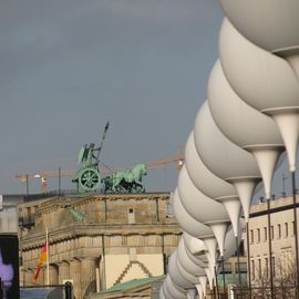 Brandenburger Tor in Berlin im November 2014 mit der Ballonmauer zum 25. Jubiläum des Mauerfalls.:)