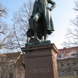 Schinkel auf dem Sockel.