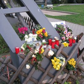 Blumen in Gedenken an den Terrorangriff auf Paris am 13.11. 2015 dort am Centre Francais im Wedding.