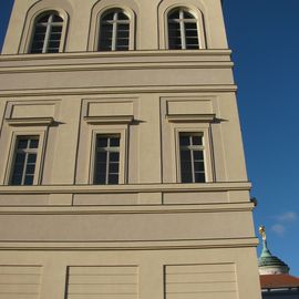 Der Seitenflügel auf der Nordostseite mit dem Potsdam-Museum rechts im Hintergrund, der Turm da.