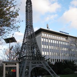 Centre Francais mit Mini Tour Eiffel