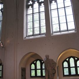 Neogotische Fenster in der großen Gewölbehalle.:)
