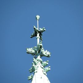 Eine der Turmspitzen der Kirche.
