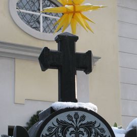 "Geburt und Tod" vor der Kirche.:)
