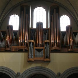 Die Orgel mit den Orgelfenstern.