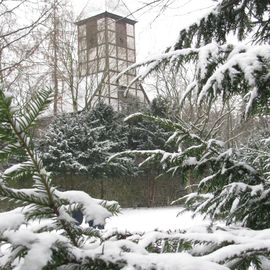 Die Dorfkirche im Schnee.