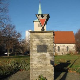 Loeperplatz mit Denkmal und Kirche.