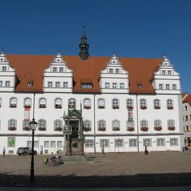 Marktplatz mit Rathaus, Nordseite.