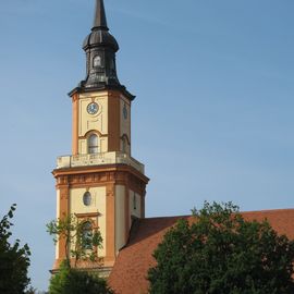 Kirche mit Turm und Dach.