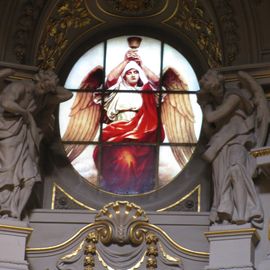 Fenster oben im Chorraum.