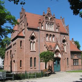 Das Kirchengebäude dort (im Sommer 2017).