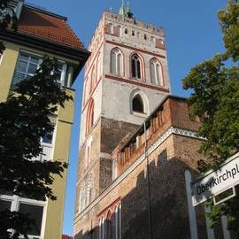 Blick auf die Kirche von S&uuml;dwesten aus - mit dem Turm.