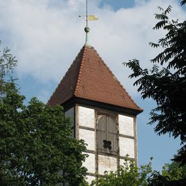 Dorfkirche Tempelhof, Kirchturm. Im Alten Park von Tempelhof.