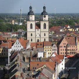 Der Marktplatz vor der Stadtkirche von oben. Bildmitte.