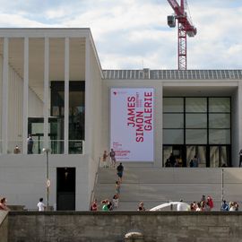 James-Simon-Galerie mit Freitreppe im Sommer 2019.