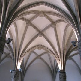 (Neo-)gotisches Gewölbe dort innen.:)
