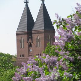 Blick auf die doppeltürmige Gefängniskirche der JVA Tegel im Mai 2018.